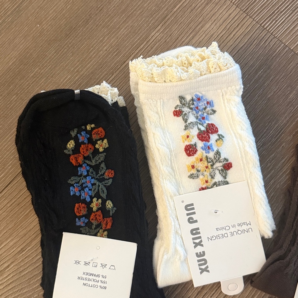New Floral embroidered ruffle knit socks - Picture 7 of 7